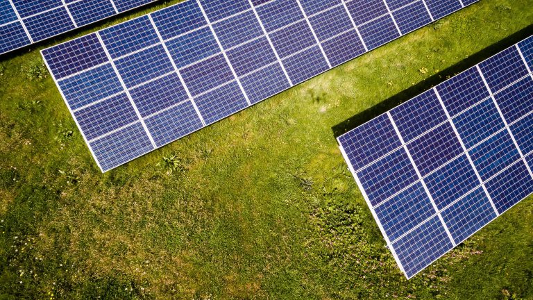 découvrez les enjeux liés aux panneaux photovoltaïques, leur impact sur l'environnement, l'économie d'énergie et les opportunités de développement durable. informez-vous sur les avantages et défis de cette technologie solaire incontournable.