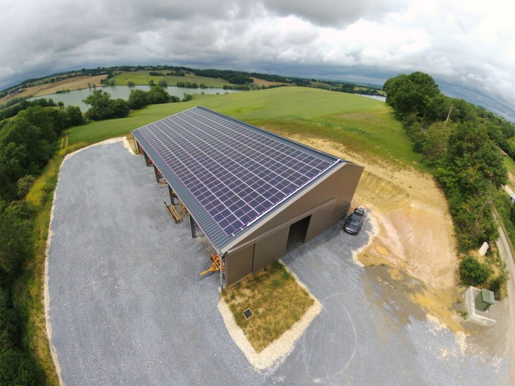 découvrez comment installer des panneaux photovoltaïques pour optimiser votre production d'énergie et réduire vos factures d'électricité. suivez notre guide étape par étape pour réaliser cette installation de manière efficace et durable.