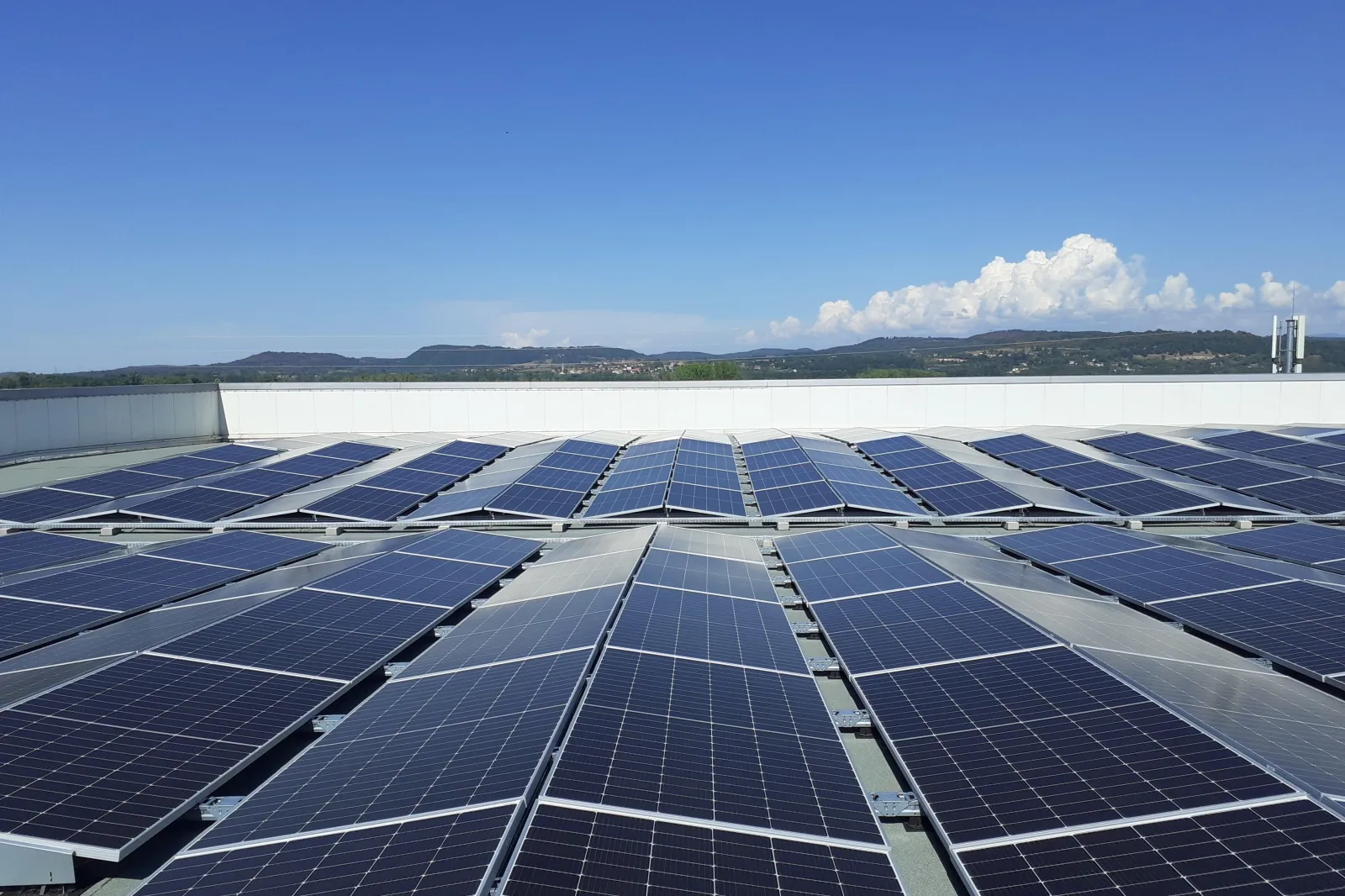 découvrez comment les panneaux photovoltaïques jouent un rôle clé dans la transition énergétique. apprenez les avantages de cette technologie durable, son impact sur l'environnement et comment elle contribue à un avenir énergétique plus responsable et renouvelable.