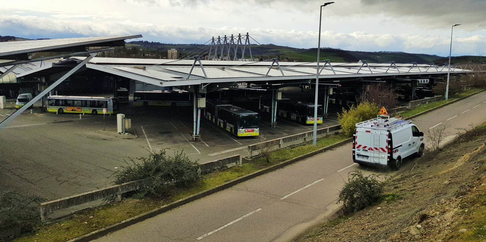 découvrez comment les panneaux photovoltaïques révolutionnent le secteur des transports en offrant des solutions d'énergie propre et durable. explorez les avantages écologiques et économiques de l'intégration de l'énergie solaire dans les véhicules et l'infrastructure de transport.