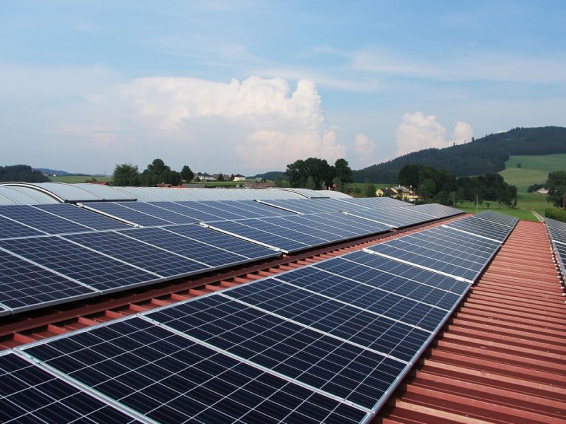 découvrez comment les panneaux photovoltaïques peuvent influencer la valeur de votre maison. apprenez les avantages économiques et environnementaux d'investir dans les énergies renouvelables.