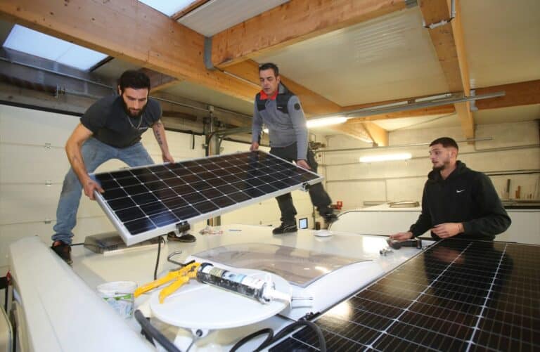 découvrez notre guide complet sur les panneaux solaires : avantages, installation, coûts et conseils pratiques pour optimiser votre transition énergétique tout en réduisant votre empreinte carbone.