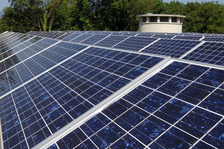 découvrez comment les panneaux photovoltaïques peuvent réduire votre facture d'électricité. exploitez l'énergie solaire pour faire des économies tout en préservant l'environnement. informez-vous sur les avantages financiers et écologiques de l'installation de panneaux solaires chez vous.