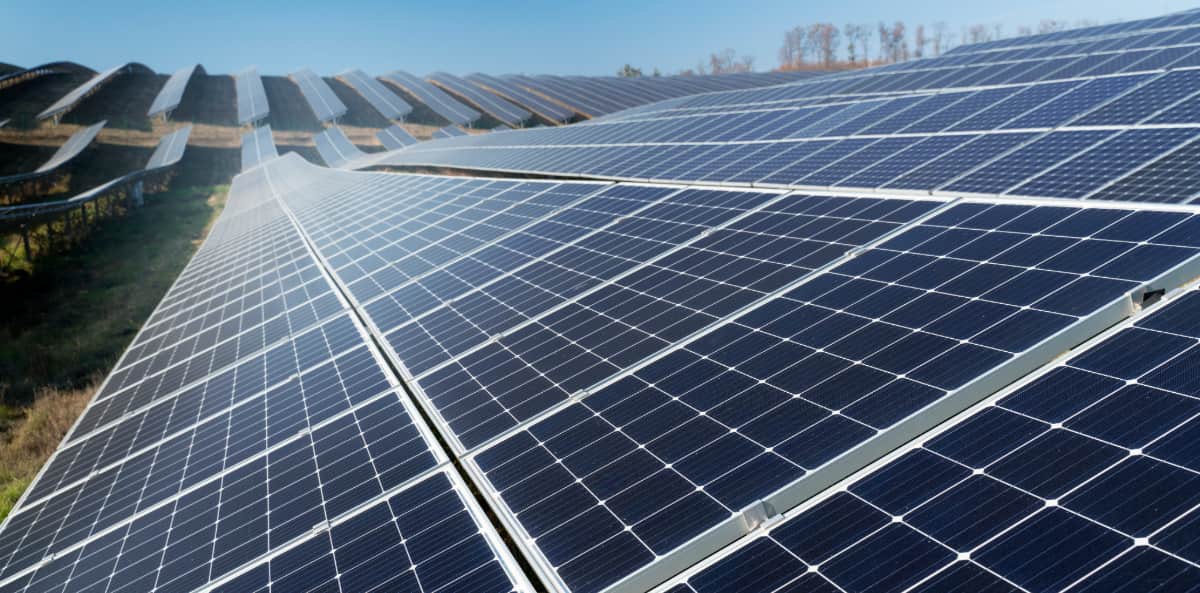 découvrez comment les panneaux solaires peuvent devenir une solution rentable pour réduire vos factures d'électricité tout en contribuant à la protection de l'environnement. explorez les avantages financiers, les aides disponibles et les technologies innovantes qui rendent l'énergie solaire accessible à tous.