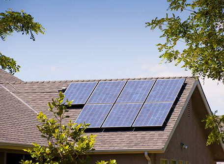 découvrez comment les panneaux photovoltaïques peuvent transformer votre investissement en énergie renouvelable en économies substantielles. explorez les avantages financiers, les aides disponibles et les meilleures pratiques pour optimiser votre rentabilité.
