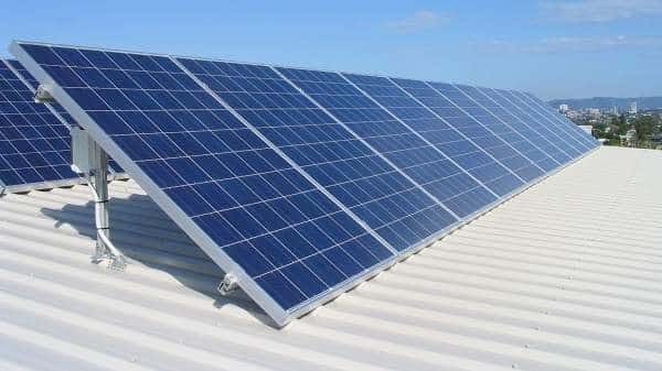 découvrez comment les panneaux photovoltaïques peuvent transformer votre toiture en une source d'énergie rentable. maximisez vos économies sur la facture d'électricité tout en contribuant à la protection de l'environnement grâce à des solutions solaires innovantes et efficaces.
