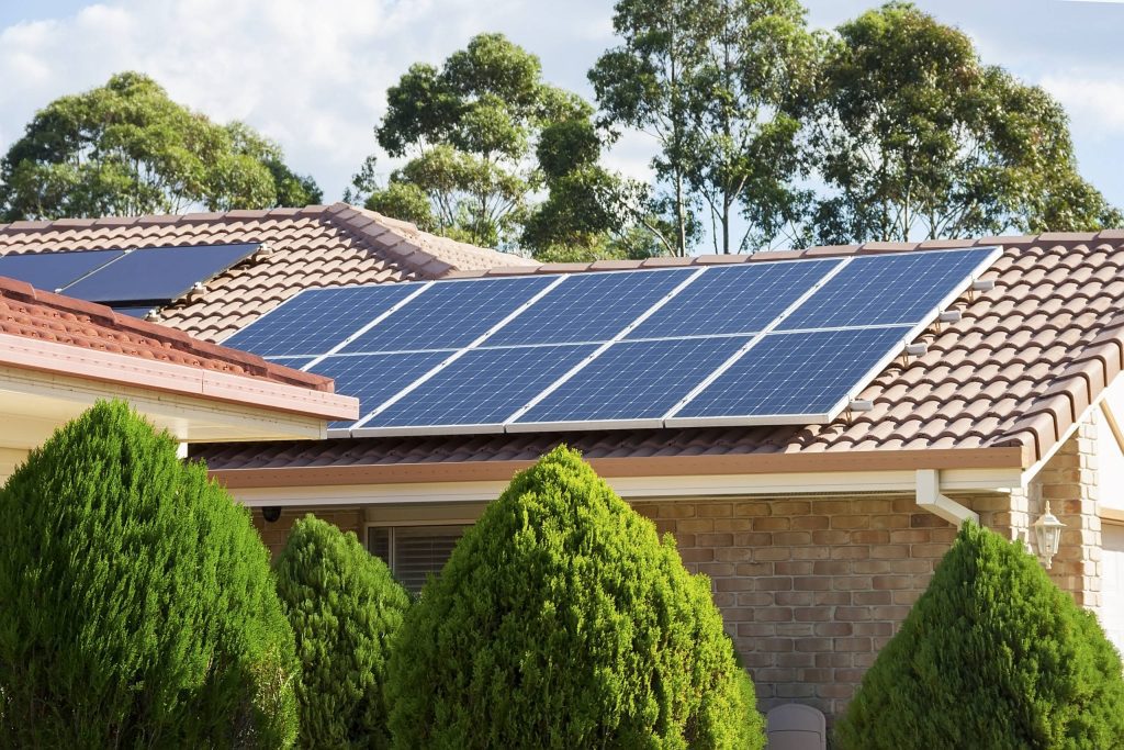 découvrez comment les panneaux photovoltaïques peuvent transformer votre toiture en une source d'énergie renouvelable. optez pour une solution écologique et économisez sur vos factures d'électricité tout en contribuant à la protection de l'environnement.