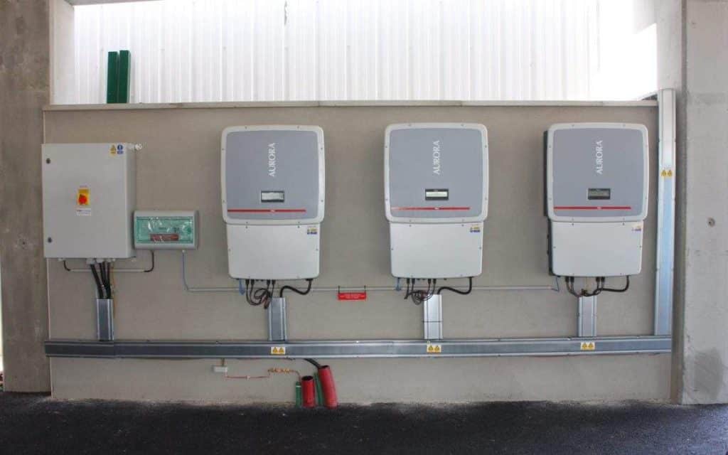 découvrez le fonctionnement des onduleurs photovoltaïques et apprenez à choisir le modèle adapté à vos besoins. optimisez la performance de votre système solaire grâce à notre guide complet.