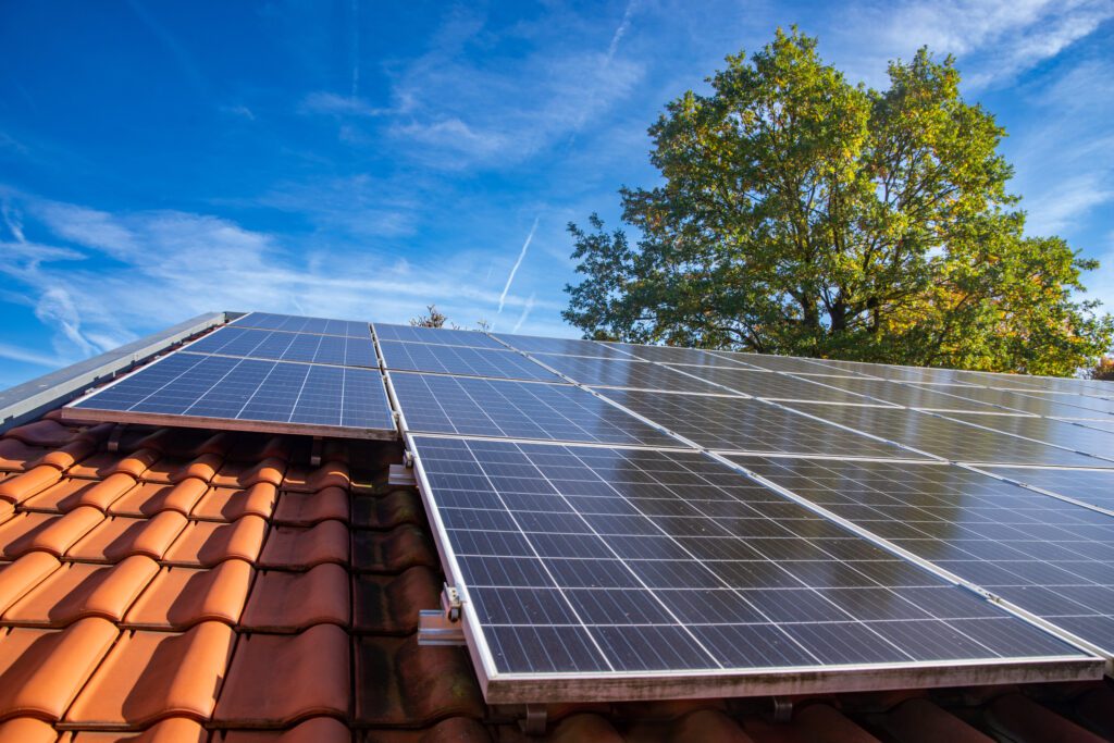 découvrez les nombreux avantages des panneaux solaires : réduction des factures d'électricité, impact environnemental positif, autonomie énergétique et aide à la valorisation de votre propriété. optez pour une énergie renouvelable et durable pour un avenir meilleur.