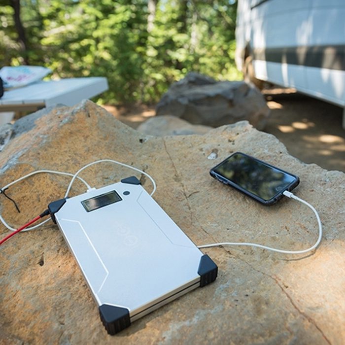 découvrez notre batterie solaire portable, idéale pour alimenter vos appareils en toute autonomie lors de vos aventures en plein air. légère, compacte et écologique, elle vous permet de rester connecté où que vous soyez.