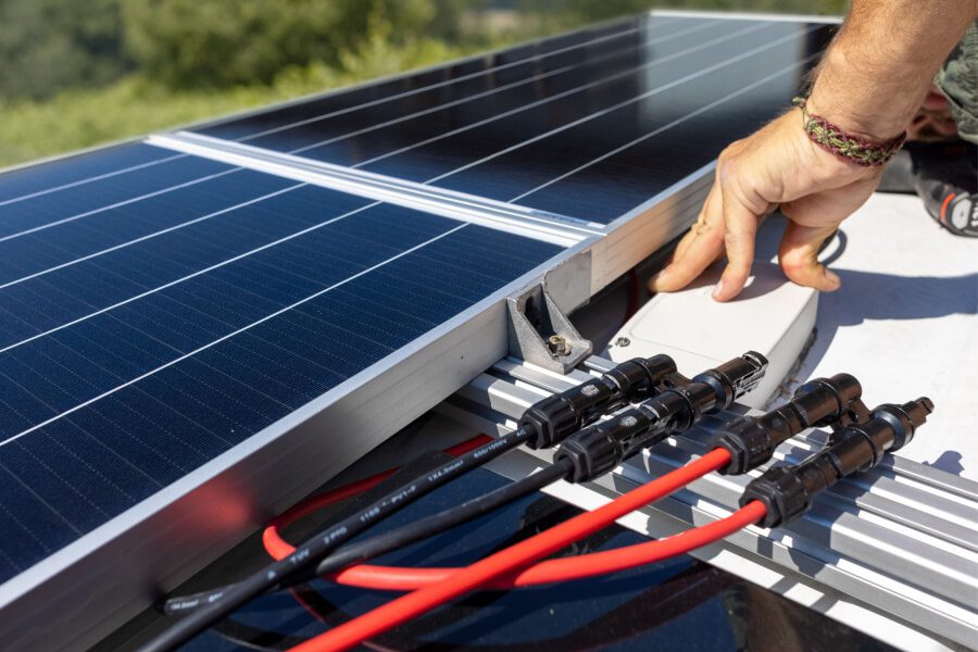 découvrez comment choisir le bon wattage pour vos panneaux solaires afin d'optimiser votre production d'énergie renouvelable. suivez notre guide simple pour prendre la meilleure décision adaptée à vos besoins énergétiques.