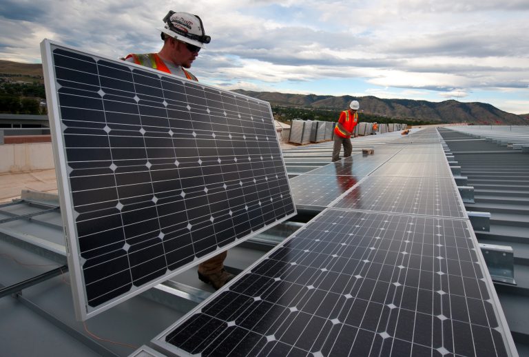 découvrez comment choisir les meilleurs panneaux solaires pour votre maison. comparez les types, l'efficacité et le coût afin d'optimiser votre investissement énergétique et contribuer à la transition écologique.