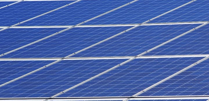 découvrez les principaux critères à considérer lors du choix de panneaux photovoltaïques, pour optimiser votre investissement et maximiser la production d'énergie solaire.