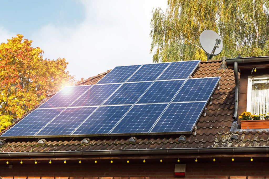 découvrez les différences entre les panneaux photovoltaïques : types, performances, coûts et avantages pour choisir le système solaire idéal pour votre projet.