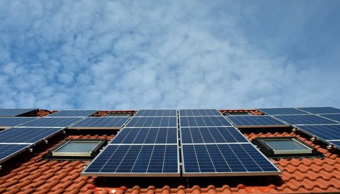 découvrez comment les panneaux photovoltaïques peuvent vous permettre de réaliser des économies significatives sur votre facture d'électricité. informez-vous sur les avantages économiques, les aides financières disponibles et la rentabilité à long terme de l'énergie solaire.