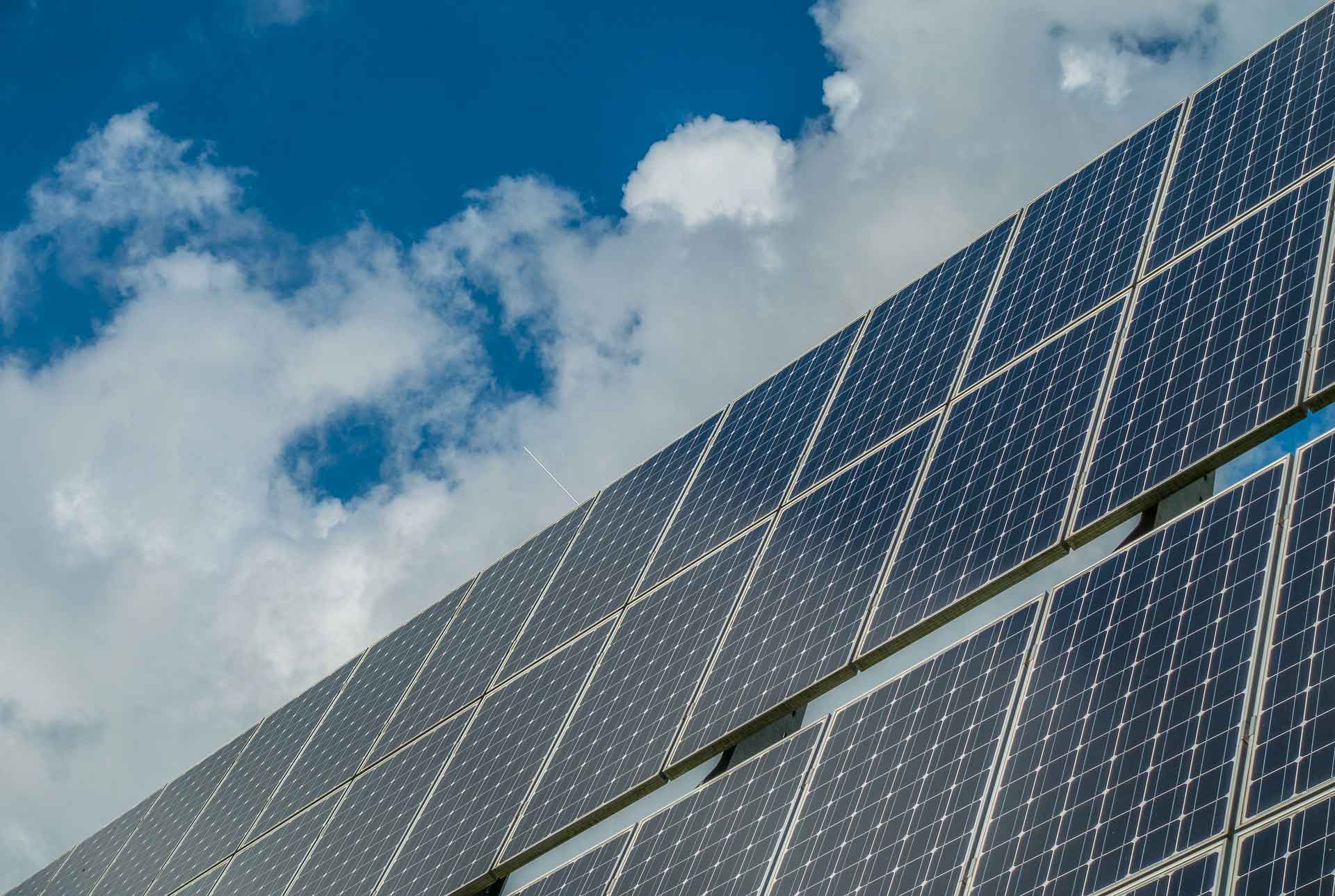 découvrez comment les panneaux photovoltaïques transforment la lumière du soleil en électricité écologique et économique. optimisez votre consommation d'énergie tout en contribuant à la protection de l'environnement grâce à des solutions innovantes et durables.