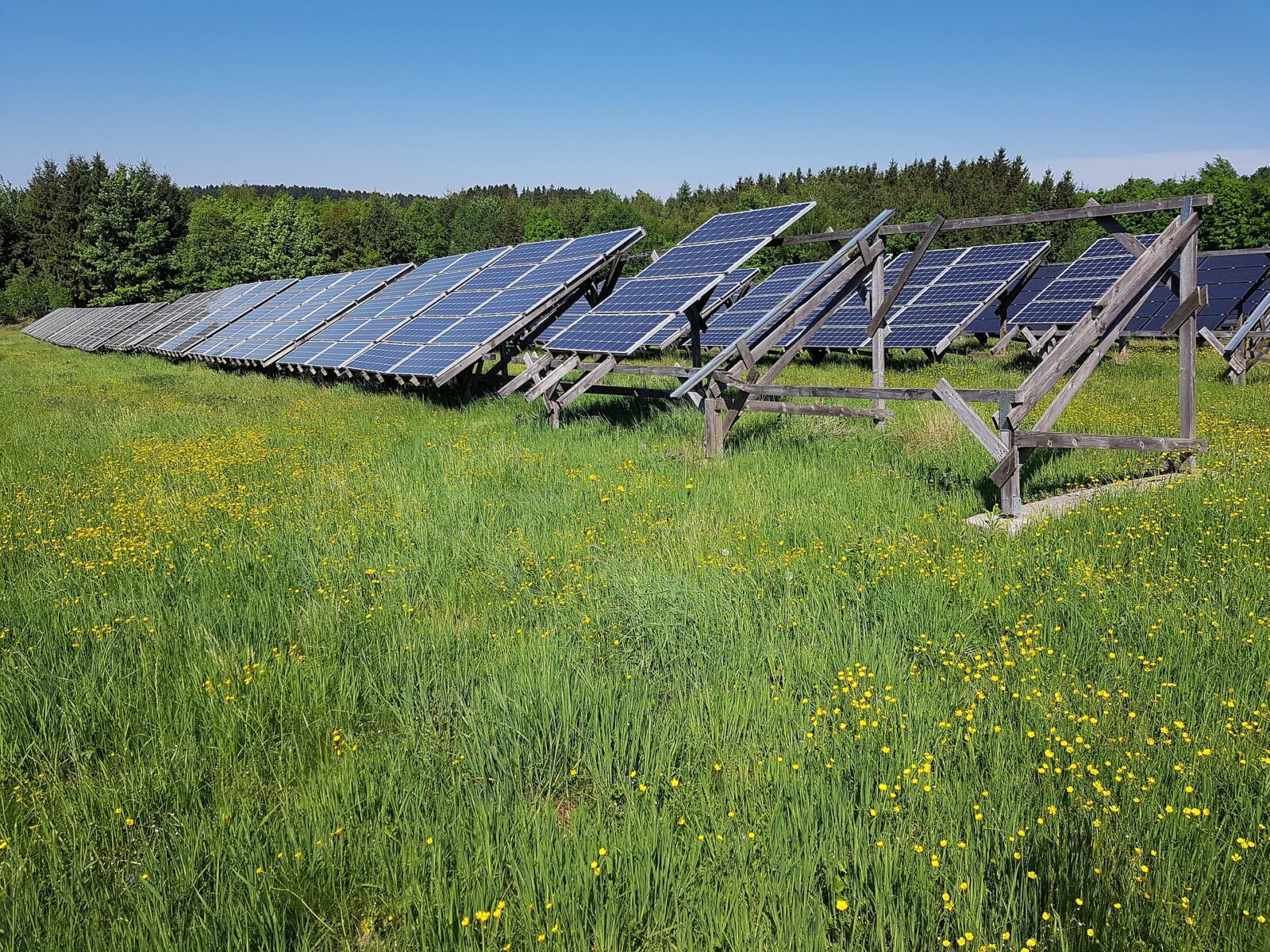 découvrez les enjeux des panneaux photovoltaïques, une solution énergétique durable qui contribue à la transition énergétique. explorez leurs avantages environnementaux, économiques et sociaux, ainsi que les défis à relever pour optimiser leur utilisation et maximiser leur impact positif.