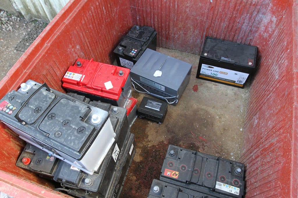 découvrez nos conseils pratiques pour l'entretien des batteries de votre camping-car. apprenez à prolonger leur durée de vie, à optimiser leur performance et à éviter les pannes grâce à des astuces simples et efficaces.