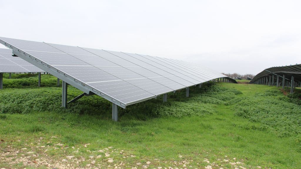 découvrez comment une ferme solaire utilise des panneaux photovoltaïques pour produire de l'énergie renouvelable, réduire les émissions de carbone et contribuer à la transition énergétique vers un avenir durable.