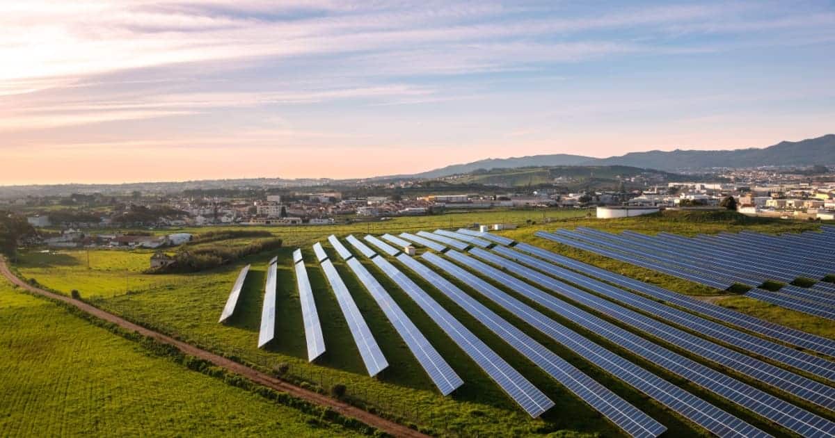 découvrez comment les fermes solaires et les panneaux photovoltaïques transforment l'énergie renouvelable en une source durable et efficace. apprenez les avantages écologiques et économiques de l'utilisation de l'énergie solaire dans votre région.