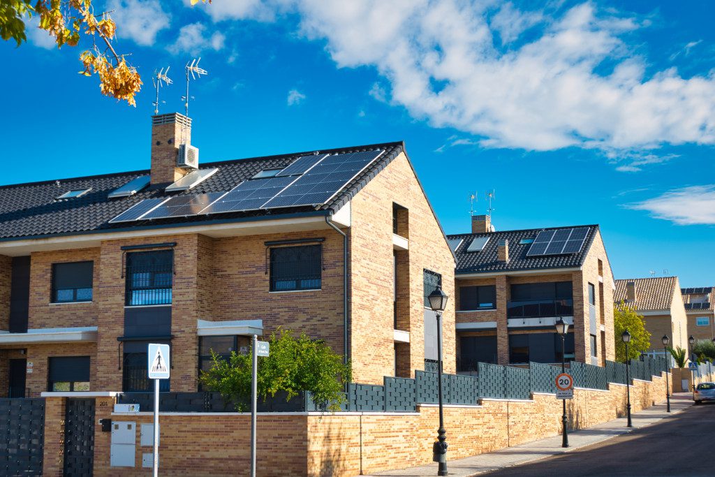 découvrez notre guide complet sur les panneaux solaires : tout ce que vous devez savoir pour choisir, installer et optimiser votre système solaire, tout en réalisant des économies d'énergie et en préservant l'environnement.