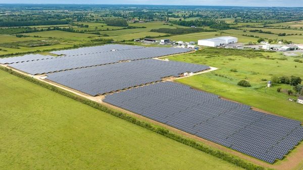 découvrez l'éco-havre solaire d'ikea, un espace innovant et durable où l'énergie solaire rencontre le design moderne. aménagez votre intérieur tout en préservant l'environnement grâce à nos solutions écologiques et stylées.