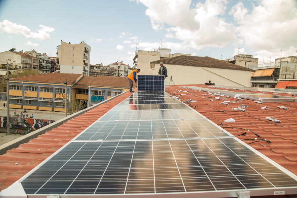 découvrez l'impact écologique des panneaux photovoltaïques, une solution d'énergie renouvelable qui peut transformer notre approche de la durabilité. explorez les avantages environnementaux, la réduction des émissions de co2 et le rôle crucial de l'énergie solaire dans la lutte contre le changement climatique.