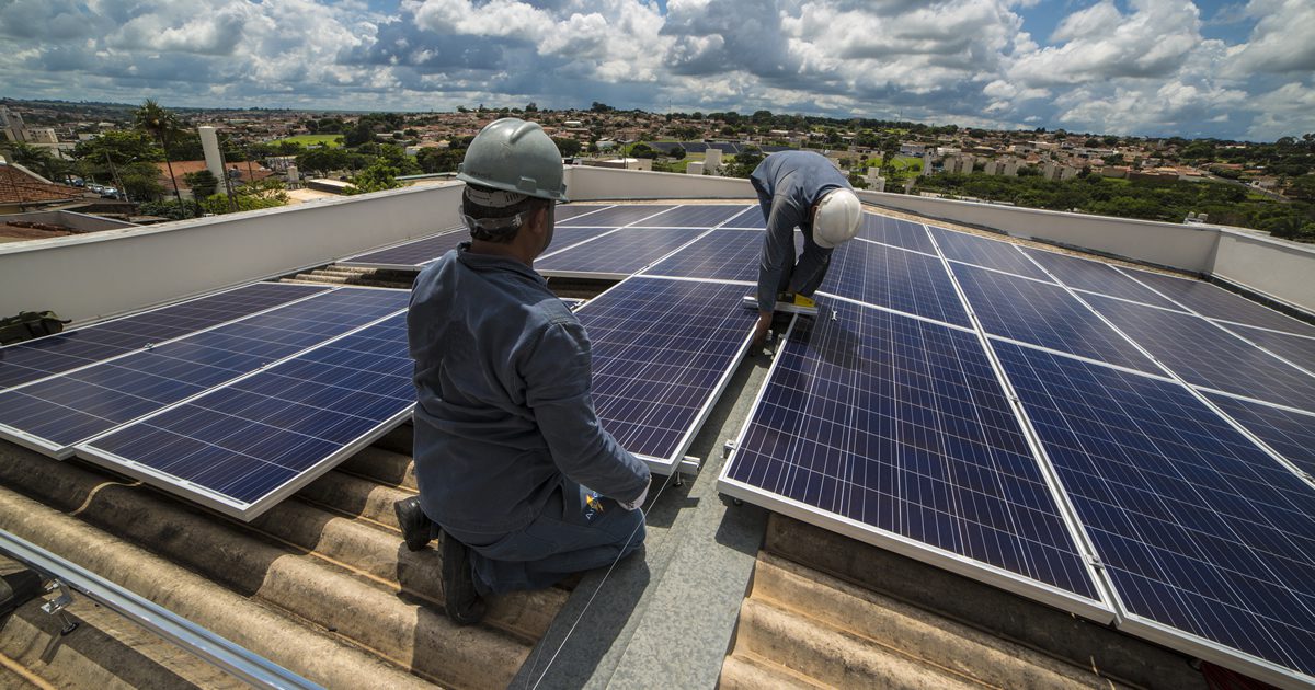 découvrez l'impact positif des panneaux photovoltaïques sur l'environnement et votre consommation d'énergie. apprenez comment ces solutions innovantes contribuent à la transition énergétique et réduisent votre empreinte carbone tout en vous permettant de réaliser des économies sur vos factures d'électricité.