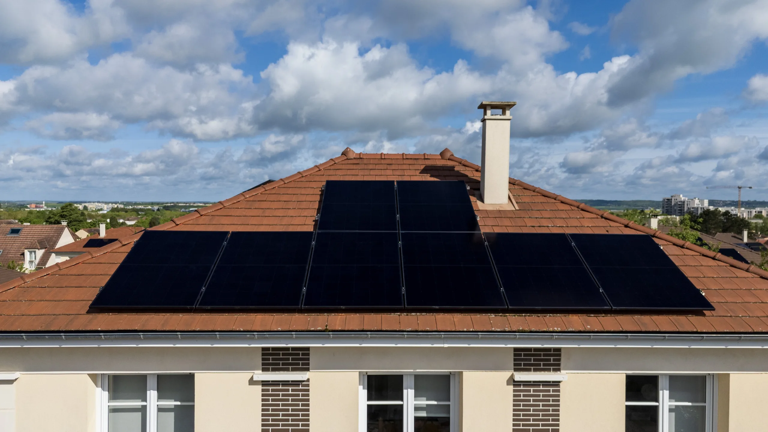 découvrez comment l'utilisation de panneaux solaires peut vous aider à atteindre une indépendance énergétique durable. apprenez les avantages de cette technologie verte pour réduire vos factures d'énergie et contribuer à un avenir plus respectueux de l'environnement.