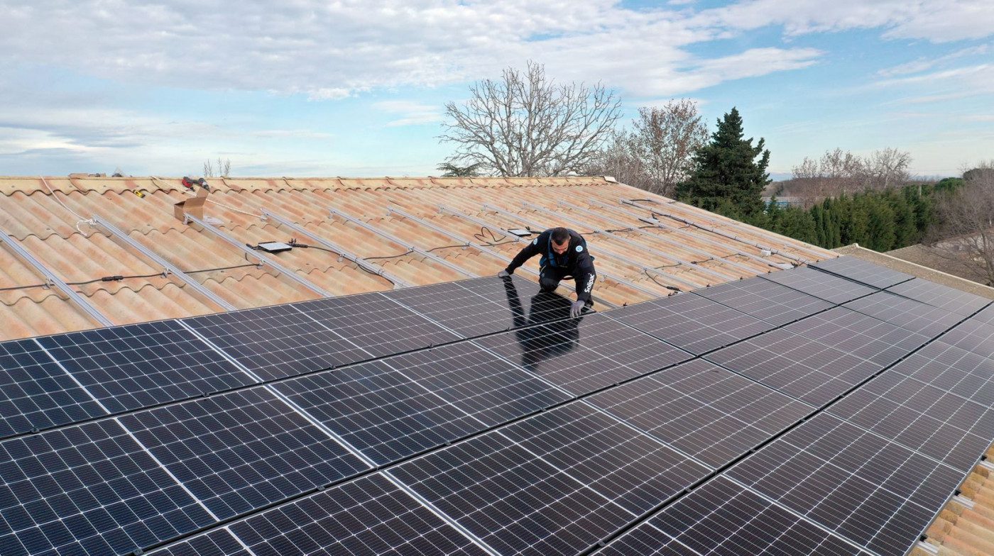 découvrez comment installer des panneaux photovoltaïques chez vous pour profiter d'une énergie renouvelable et réduire vos factures d'électricité. suivez nos conseils et étapes simples pour une installation réussie.
