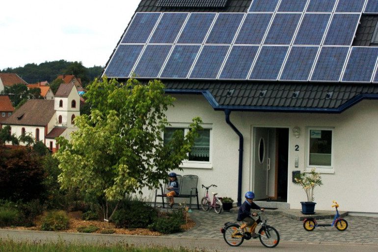 découvrez comment investir dans l'énergie solaire, une solution durable et rentable. apprenez les avantages financiers, les différents types d'investissements, et comment contribuer à la transition énergétique tout en bénéficiant d'une rentabilité à long terme.