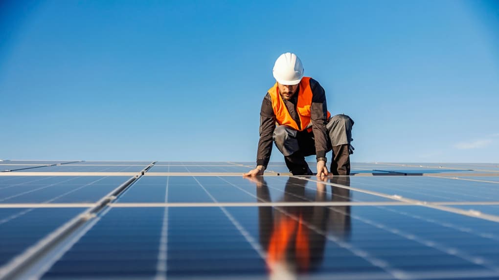découvrez comment investir dans des panneaux photovoltaïques pour bénéficier d'économies d'énergie, d'une empreinte carbone réduite et d'une rentabilité à long terme. informez-vous sur les avantages financiers et environnementaux de cette solution durable.