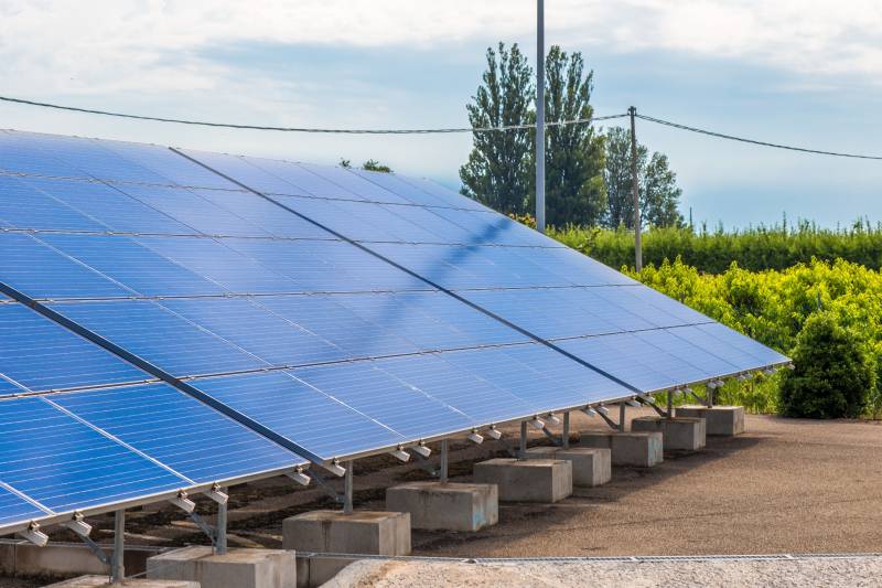 découvrez comment investir dans des panneaux solaires peut vous permettre de réaliser des économies d'énergie tout en contribuant à la protection de l'environnement. profitez des avantages fiscaux et des aides disponibles pour rendre votre investissement rentable.
