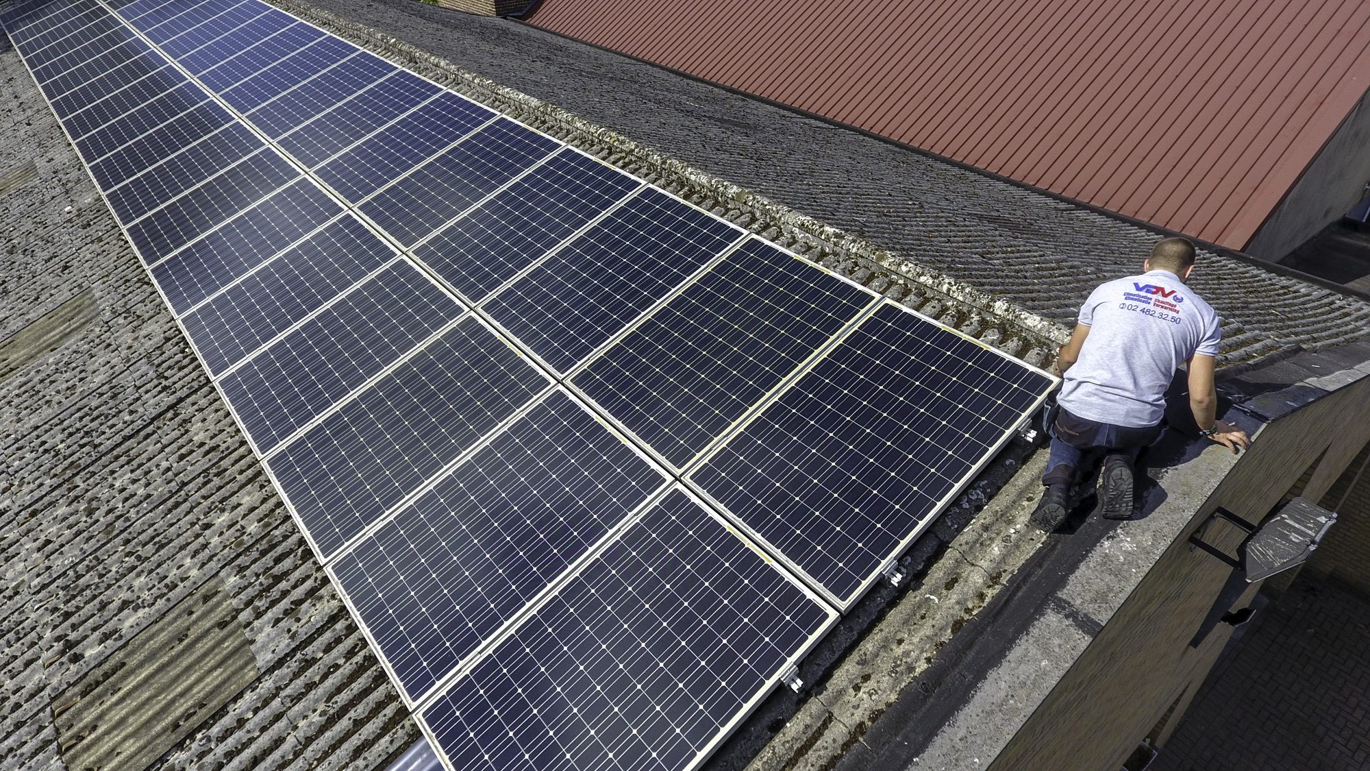 découvrez comment investir dans des panneaux solaires en belgique pour réduire vos factures d'énergie et contribuer à la protection de l'environnement. profitez des aides financières et des avantages fiscaux disponibles pour maximiser votre investissement durable.