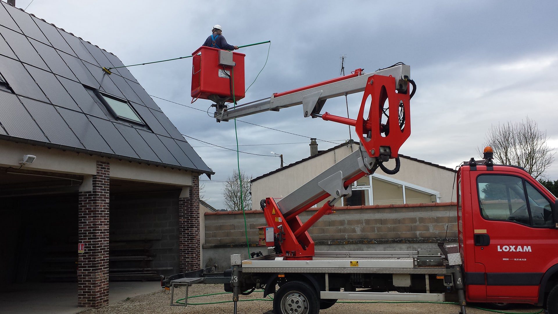 optimisez la performance de vos installations solaires grâce à notre service de maintenance des panneaux photovoltaïques. assurez-vous d'une production d'énergie optimale et prolongez la durée de vie de vos équipements avec notre expertise. contactez-nous dès aujourd'hui pour un diagnostic complet !
