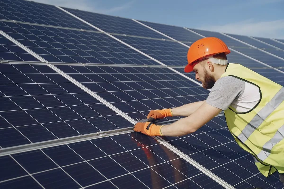 découvrez les avantages du panneau photovoltaïque pour une énergie solaire propre et durable. apprenez comment ces dispositifs convertissent la lumière du soleil en électricité et contribuent à la réduction de votre facture d'énergie tout en protégeant l'environnement.