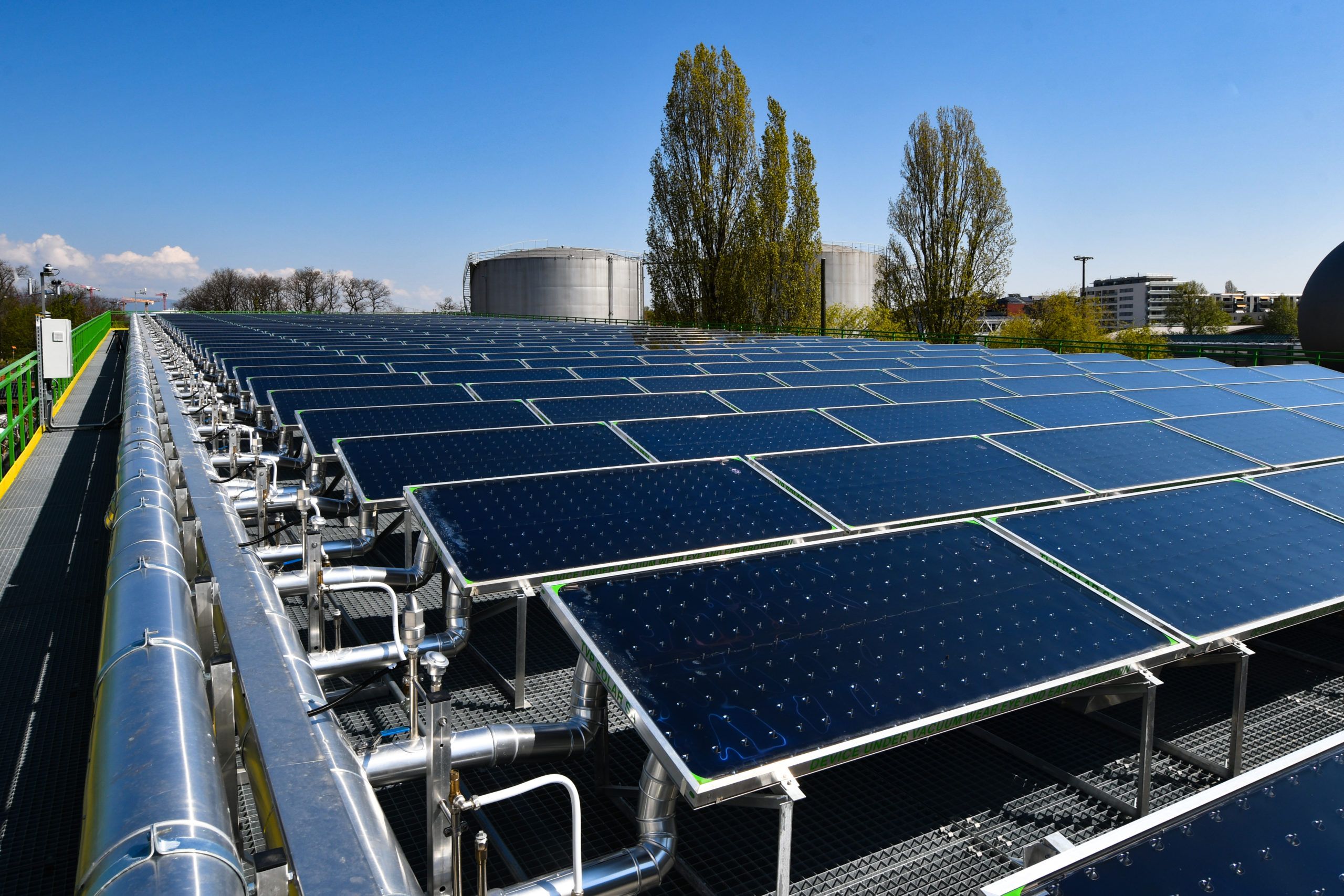 découvrez les avantages du panneau solaire thermique, une solution écologique et économique pour produire de l'eau chaude sanitaire et chauffer votre habitation grâce à l'énergie du soleil.