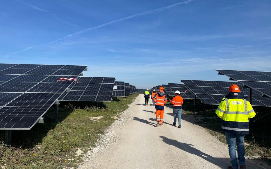 découvrez comment les panneaux photovoltaïques jouent un rôle clé dans la transition énergétique. apprenez les avantages de l'énergie solaire, les technologies innovantes et les solutions durables pour un avenir plus vert.