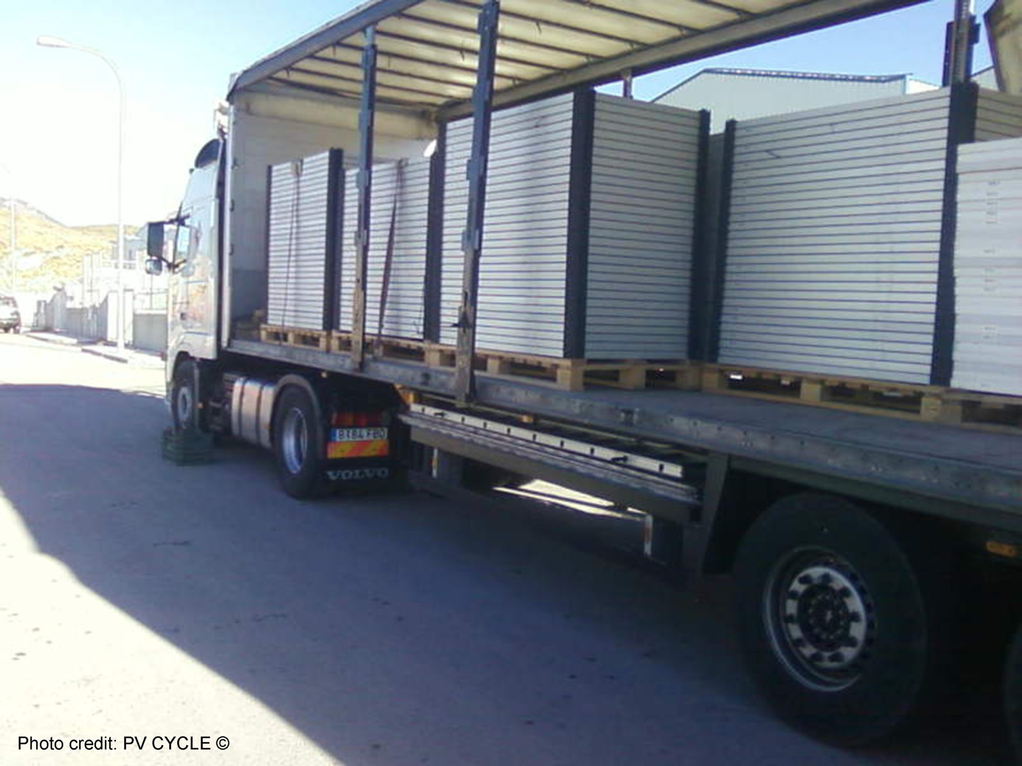 découvrez comment les panneaux photovoltaïques révolutionnent le secteur des transports en offrant des solutions d'énergie durable et en réduisant l'empreinte carbone. apprenez les avantages, les innovations et les tendances qui façonnent l'avenir des véhicules écologiques.