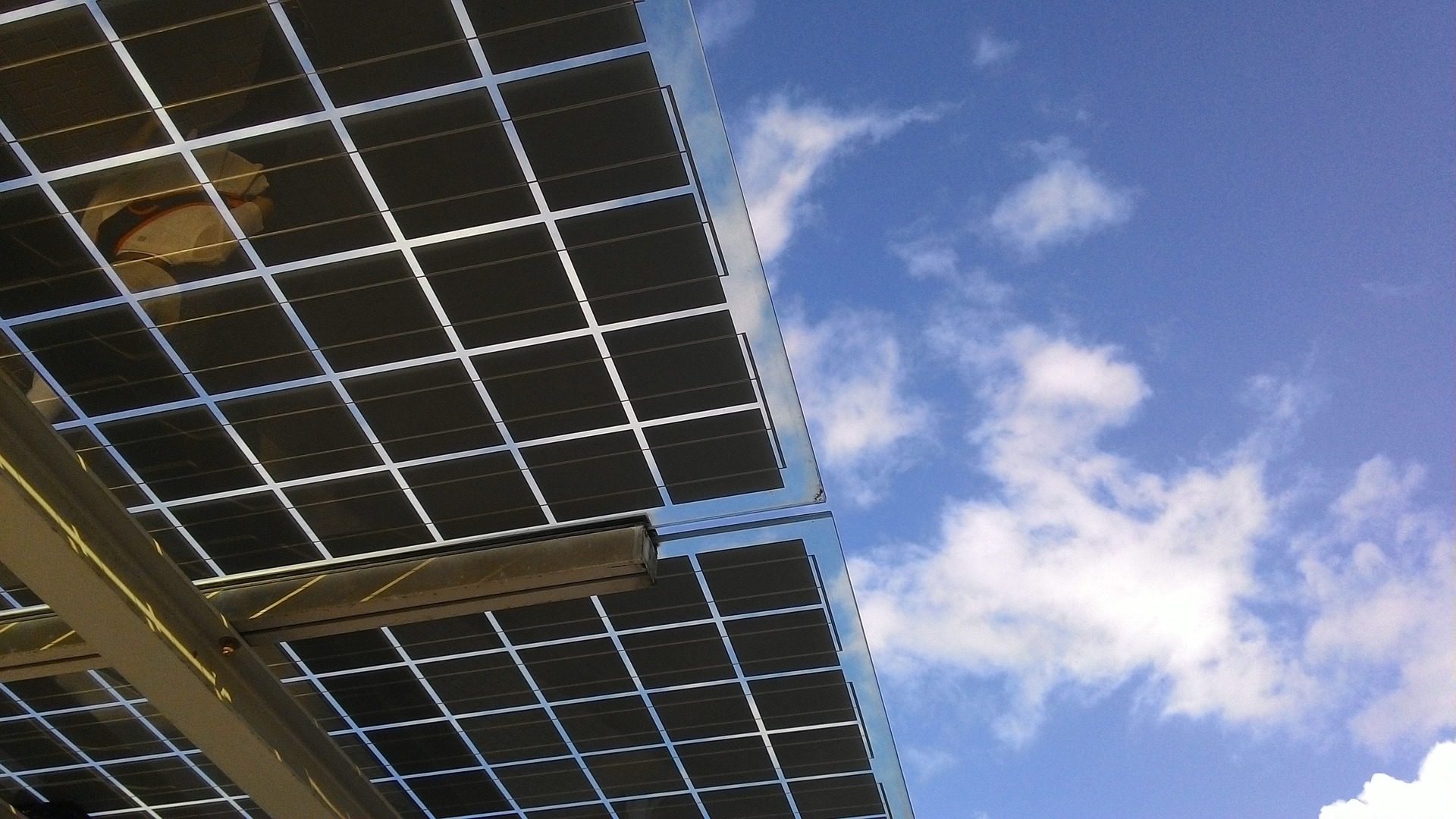 découvrez les panneaux solaires bifaciaux, une technologie innovante qui maximise la production d'énergie en capturant les rayons solaires des deux côtés. idéaux pour optimiser l'efficacité de votre installation solaire, ces panneaux offrent une excellente durabilité et un meilleur rendement. transformez votre consommation énergétique et réduisez votre empreinte carbone avec cette solution écologique.