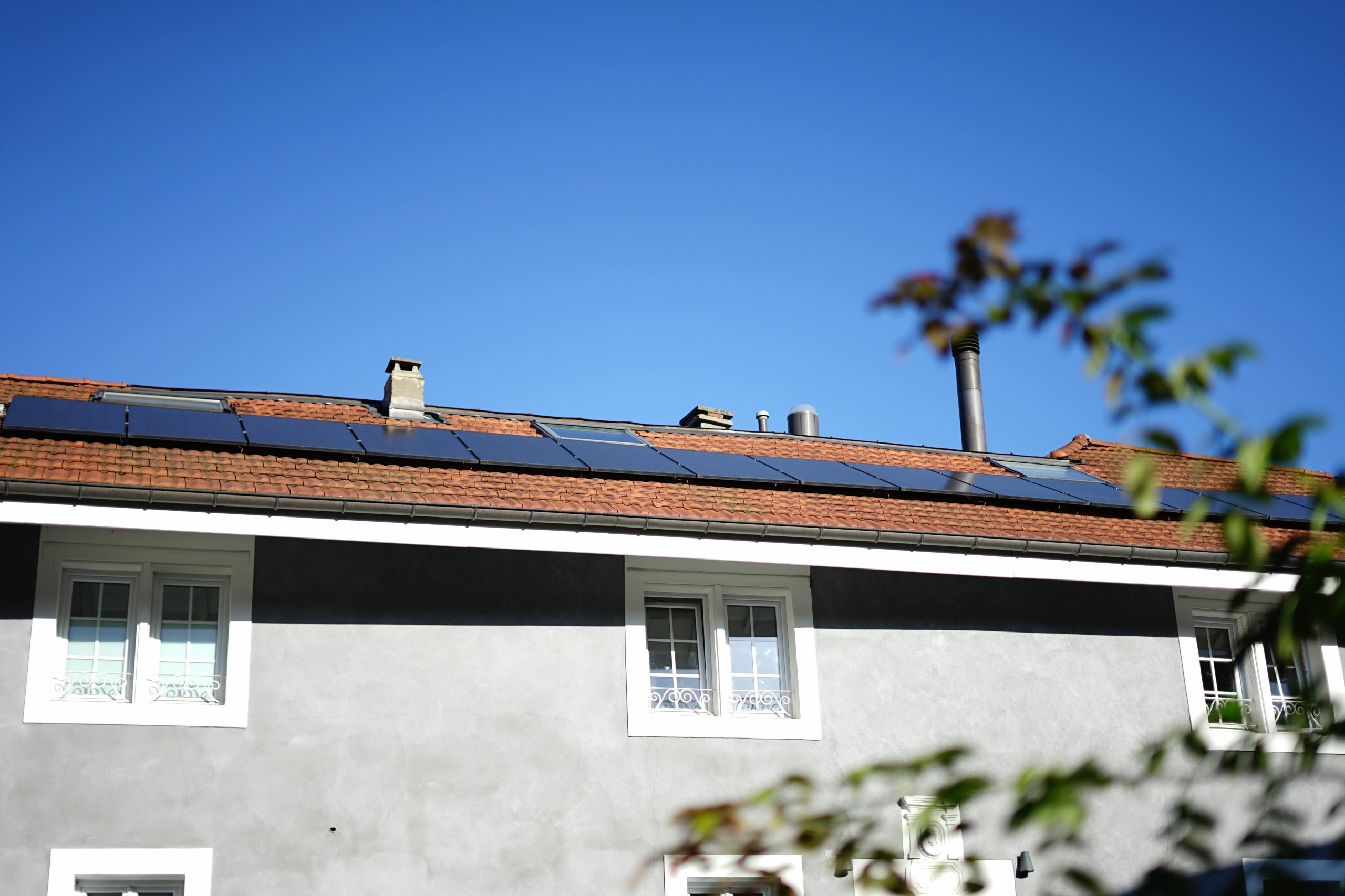 découvrez comment les panneaux solaires peuvent vous aider à réaliser des économies significatives sur vos factures d'énergie. investissez dans l'énergie renouvelable et réduisez votre empreinte carbone tout en bénéficiant d'avantages fiscaux.