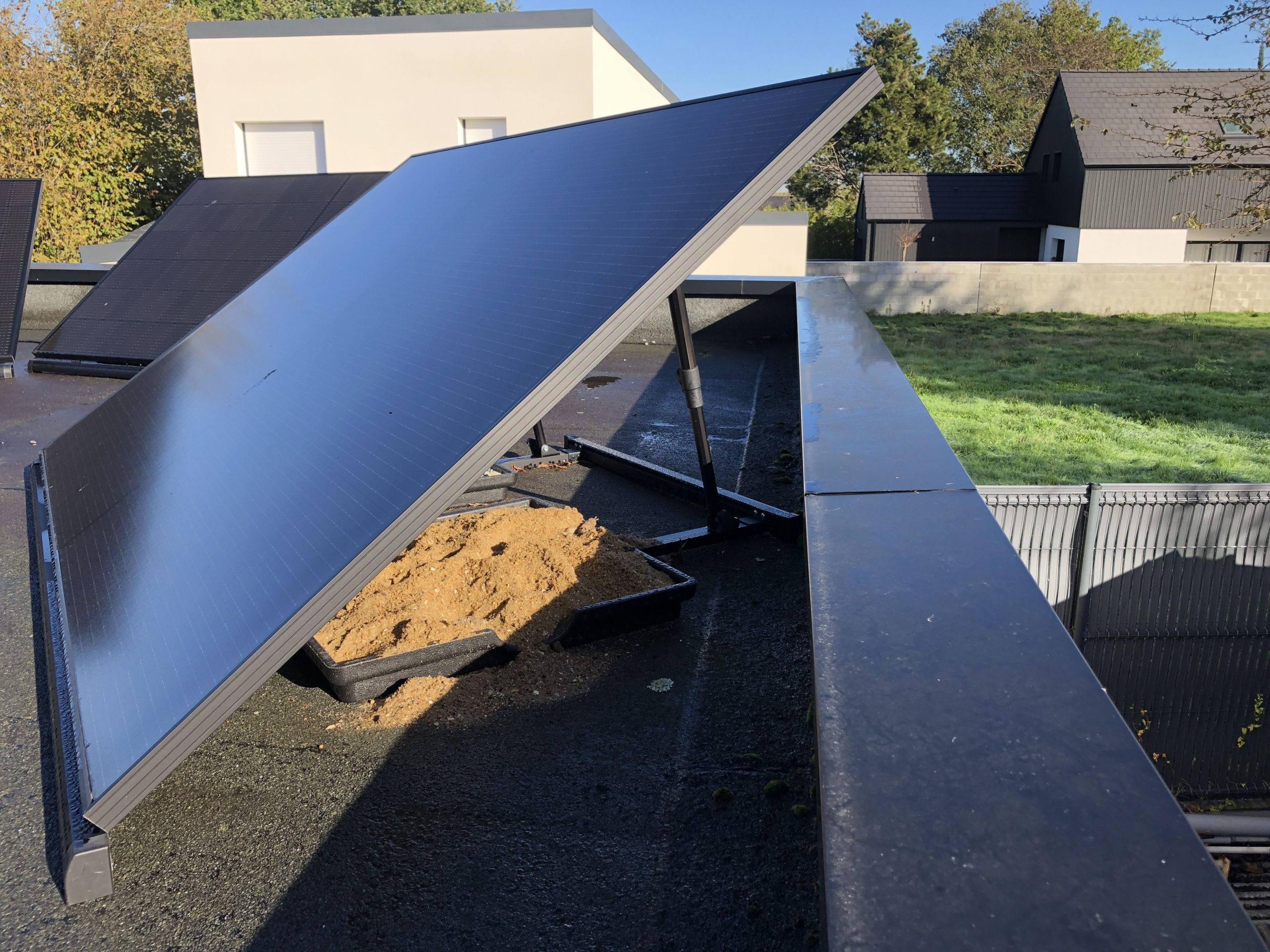 découvrez comment installer des panneaux solaires sur votre garage pour optimiser l'espace, réduire votre facture d'électricité et contribuer à la protection de l'environnement. profitez d'une énergie propre et durable tout en augmentant la valeur de votre propriété.