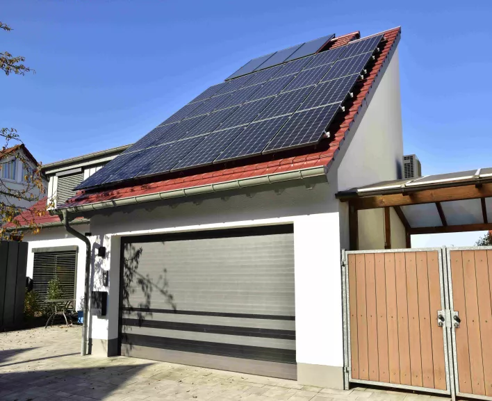 découvrez comment installer des panneaux solaires sur votre garage pour générer de l'énergie propre et réduire vos factures d'électricité. apprenez les avantages, les types de panneaux adaptés et les astuces pour optimiser votre système solaire.