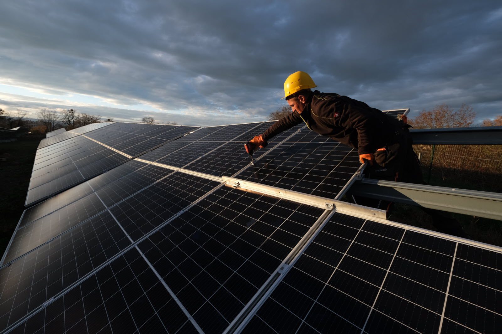 découvrez nos panneaux solaires dans le jura, une solution écologique et économique pour produire votre énergie renouvelable. profitez des avantages d'une installation solaire adaptée à vos besoins et contribuez à la protection de l'environnement.