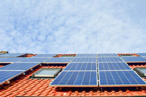 découvrez comment les panneaux solaires peuvent devenir une solution rentable pour votre consommation d'énergie. profitez d'économies sur vos factures et d'une énergie renouvelable, tout en préservant l'environnement.
