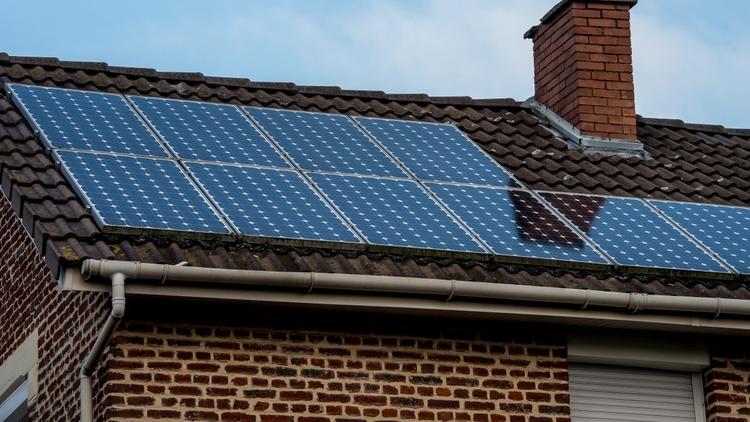 découvrez comment les panneaux solaires peuvent devenir une solution rentable pour votre maison. profitez d'économies d'énergie, d'aides financières et d'un retour sur investissement rapide grâce à l'énergie solaire.