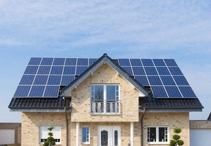 découvrez comment les panneaux solaires peuvent devenir une solution rentable pour votre foyer. optimisez vos économies d'énergie et profitez d'avantages fiscaux tout en contribuant à la protection de l'environnement grâce à l'énergie renouvelable.