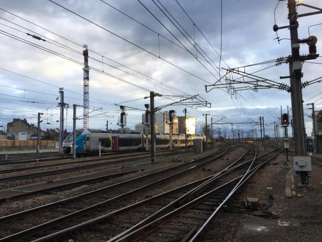 découvrez l'initiative écologique de la sncf avec l'installation de panneaux solaires. une solution innovante pour une énergie durable qui contribue à la transition énergétique en france. apprenez-en davantage sur les avantages des panneaux solaires pour le transport ferroviaire.