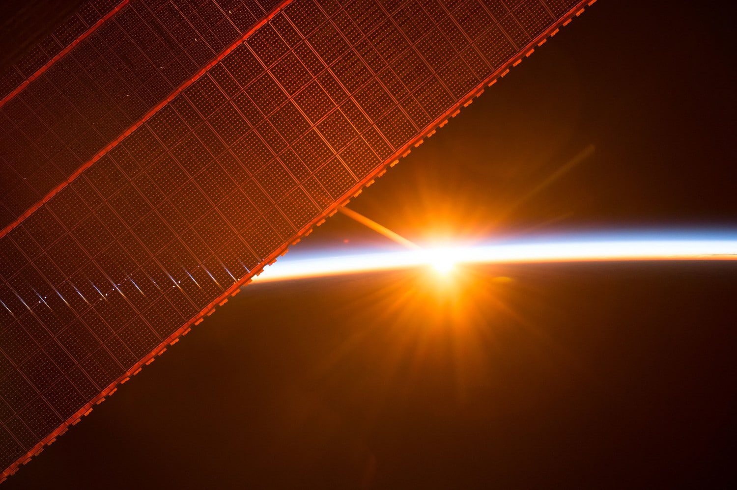 découvrez les panneaux solaires spatiaux, une technologie innovante qui capte l'énergie solaire dans l'espace pour alimenter satellites et missions spatiales. apprenez comment ces systèmes révolutionnent l'énergie renouvelable et ouvrent la voie à de nouvelles possibilités pour l'exploration spatiale.
