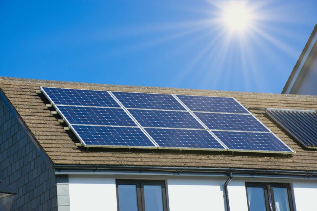 découvrez comment transformer votre maison en une source d'énergie renouvelable grâce à l'installation de panneaux photovoltaïques. optimisez vos factures d'électricité tout en contribuant à la protection de l'environnement.